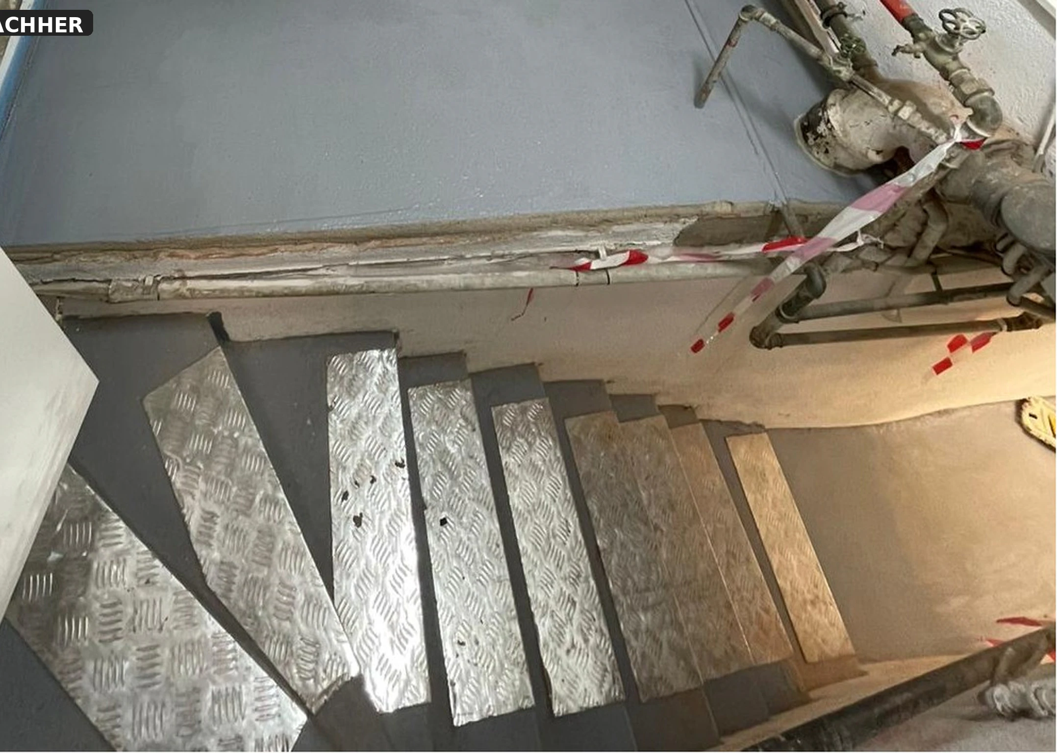 Frisch beschichtete Treppe mit Metall-Antirutschprofilen